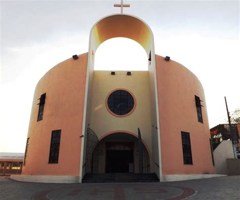 A Catedral de São Francisco Xavier! Uma Joia Arquitetônica em Festa no Coração da Fé e da Cultura Nigeriana