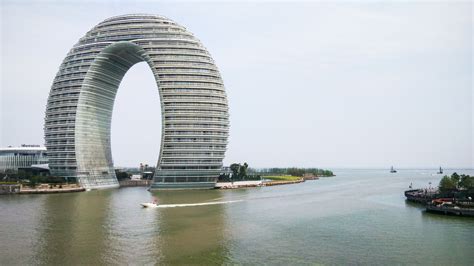 A Ponte da Lua Suspensa em Huzhou: Uma Maravilha Arquittetura e um Banquete para os Olhos!