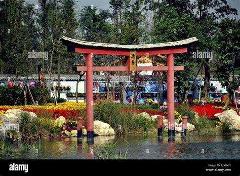 A Ponte de Jinzhai! Uma obra-prima da engenharia tradicional chinesa e um portal para vistas panorâmicas de tirar o fôlego.