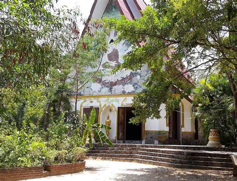  Wat Khao Tham Phra: Uma joia espiritual escondida nas montanhas de Guateng!